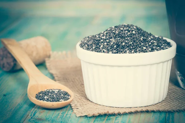 Tahta kaşık ve bardak masanın üzerinde sağlıklı Chia tohum
