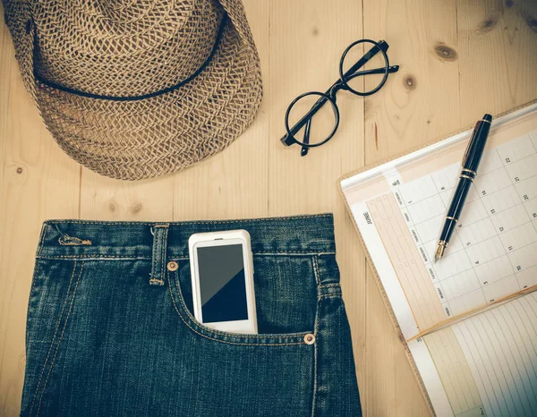 Ahşap masa üzerinde seyahat şeyler