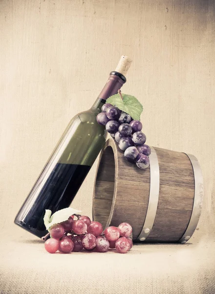 Red wine and grapes in vintage setting — Stock Photo, Image