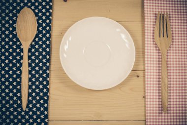 Renk masa örtüsü, kaşık, çatal tablo arka plan üzerinde