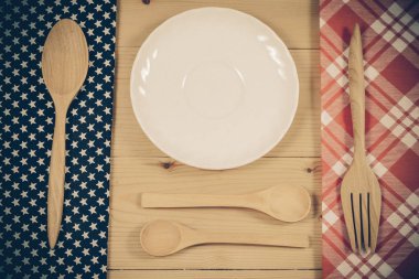 Renk masa örtüsü, kaşık, çatal tablo arka plan üzerinde