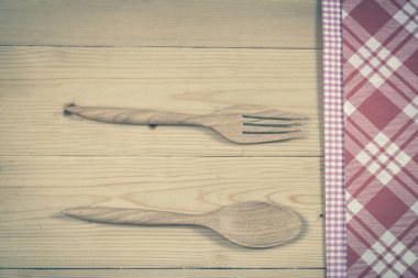 Renk masa örtüsü, kaşık, çatal tablo arka plan üzerinde
