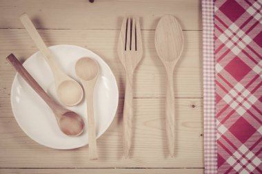 Renk masa örtüsü, kaşık, çatal tablo arka plan üzerinde