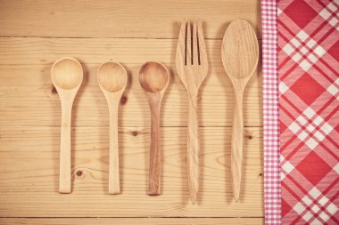 Renk masa örtüsü, kaşık, çatal tablo arka plan üzerinde