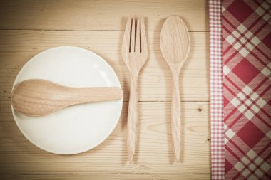 Renk masa örtüsü, kaşık, çatal tablo arka plan üzerinde