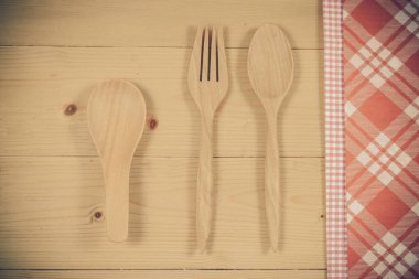 Renk masa örtüsü, kaşık, çatal tablo arka plan üzerinde