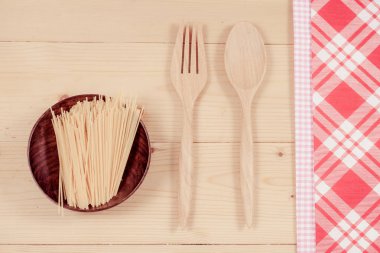 Renk masa örtüsü, kaşık, çatal tablo arka plan üzerinde