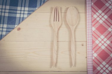 Renk masa örtüsü, kaşık, çatal tablo arka plan üzerinde