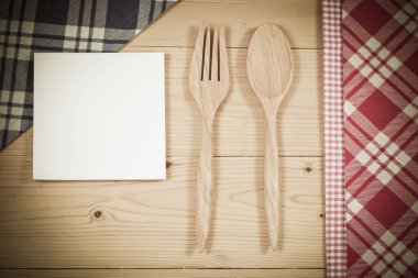 Renk masa örtüsü, kaşık, çatal tablo arka plan üzerinde