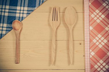 Tahta kaşık ve çatal yemek masası Ahşap dokusu üzerinde