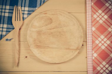 Tahta kaşık ve çatal yemek masası Ahşap dokusu üzerinde