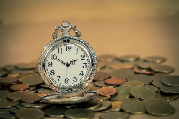 Concepto de dinero de negocios Idea, Reloj y Monedas —  Fotos de Stock