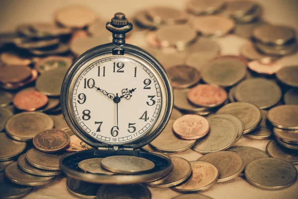 Идея бизнес-денег, часы и монеты — стоковое фото