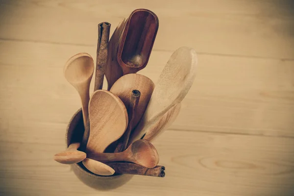 Kuchyňské náčiní, dřevěné lžíce v hrnečky na — Stock fotografie