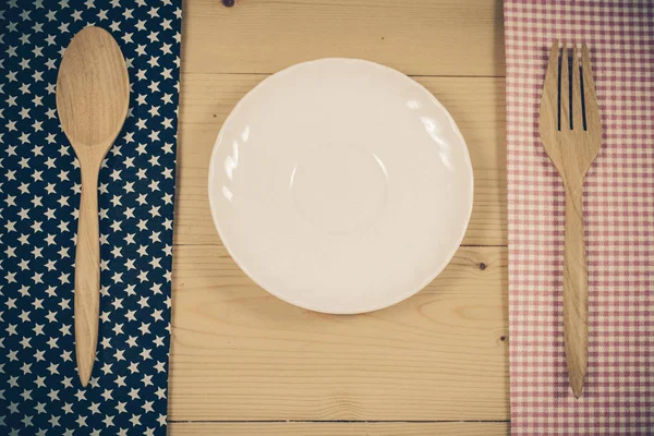 Renk masa örtüsü, kaşık, çatal tablo arka plan üzerinde