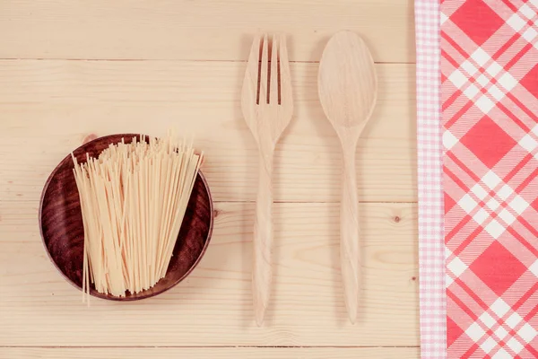 Renk masa örtüsü, kaşık, çatal tablo arka plan üzerinde