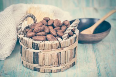 Badem desenli ahşap arka plan üzerinde kahverengi kase