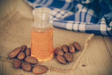 ahşap zemin üzerine badem yağı ve badem tohumu