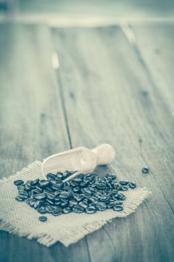 ahşap üzerine taze kahve çekirdekleri 