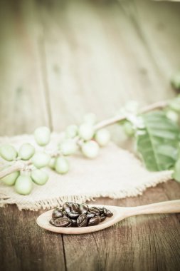 Taze kahve çekirdekleri ahşap ve kahve Kupası