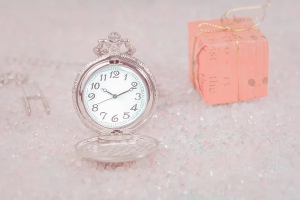 포켓 시계 giftbox 골동품, 공 — 스톡 사진