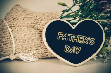 ahşap kalp şekli ile mutlu Babalar günü