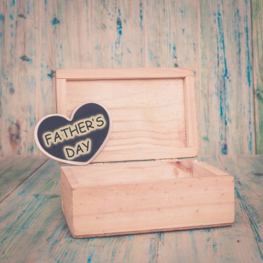 Babalar günü ve tahta kutu