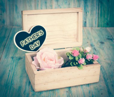 Babalar günü ve tahta kutu 