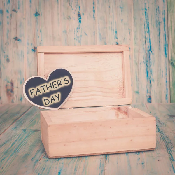 Babalar günü ve tahta kutu