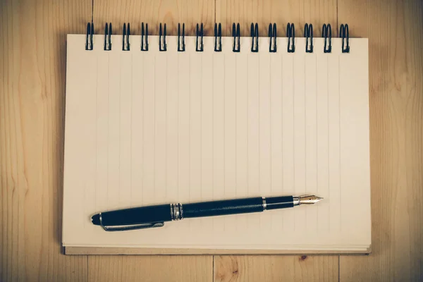 Fountain pen on notebook — Stock Photo, Image