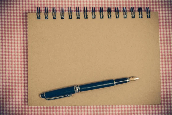Fountain pen on notebook — Stock Photo, Image