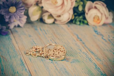 renk ahşap üzerine kalpli altın bilezik