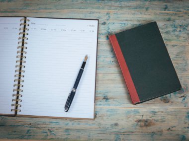 Boş beyaz defter ve kalem ahşap tablo