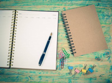 Boş beyaz defter, kalem ve ofis malzemeleri