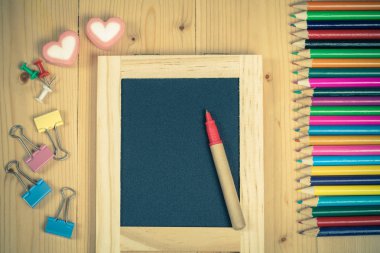 Bir tahta üzerinde renkli kalemler 