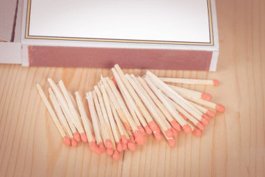 Matchsticks ve kutusunun üzerine ahşap arka plan