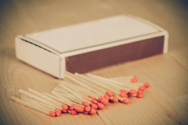 Matchsticks ve kutusunun üzerine ahşap arka plan