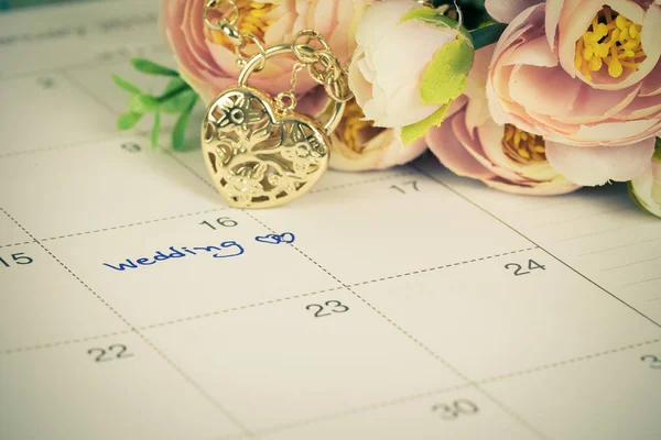 词婚礼上用心的日历和黄金手镯 — 图库照片