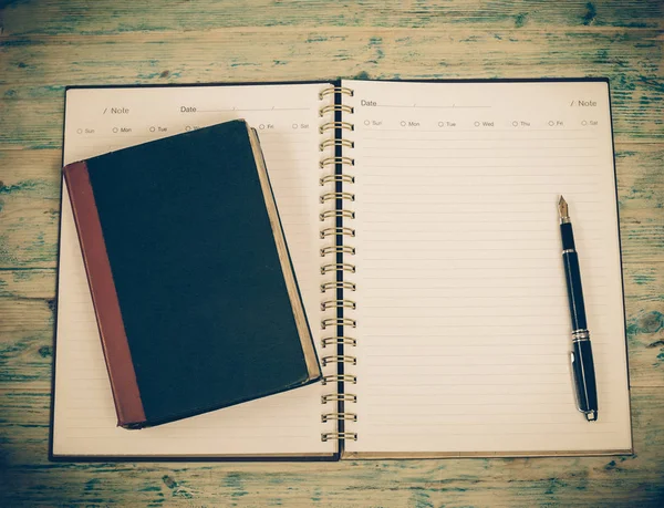 Cuaderno blanco en blanco y pluma sobre mesa de madera — Foto de Stock