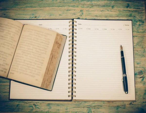Cuaderno blanco en blanco y pluma sobre mesa de madera — Foto de Stock