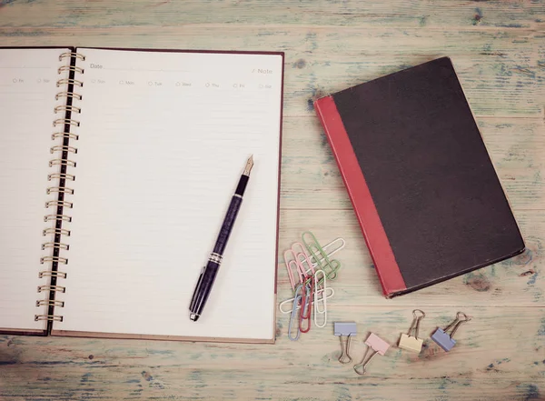 Tom vit anteckningsbok och penna på träbord — Stockfoto