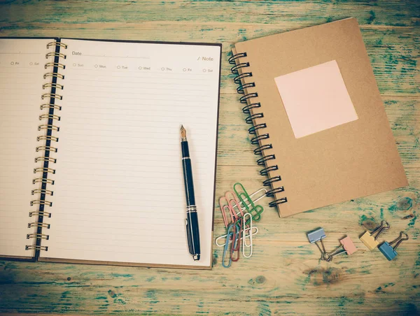 Пустая белая тетрадь, ручка и канцтовары — стоковое фото