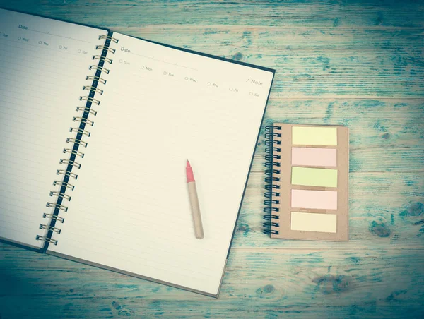Cuaderno blanco en blanco y pluma sobre mesa de madera — Foto de Stock