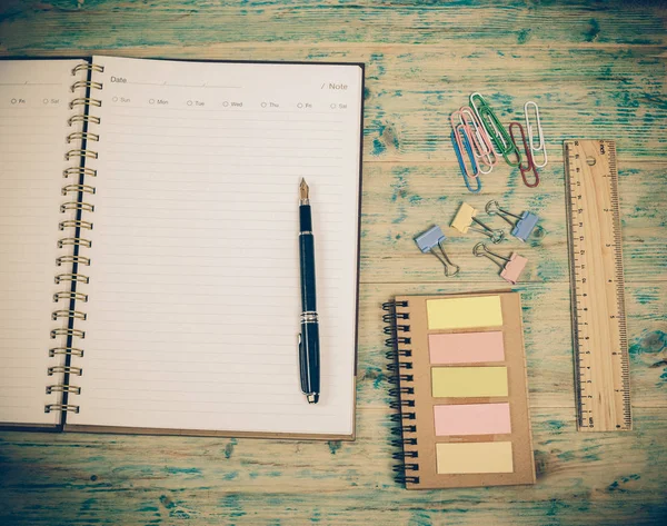 Caderno branco em branco, caneta e material de escritório — Fotografia de Stock