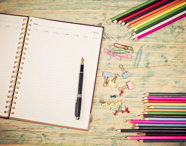 Cuaderno blanco en blanco, bolígrafo y material de oficina — Foto de Stock