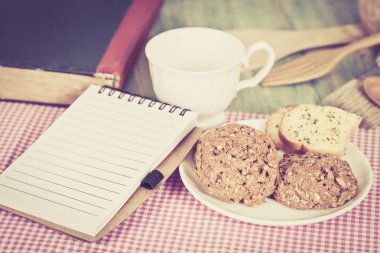 bütün tahıl çerez ile not defteri üzerinde ahşap tablo