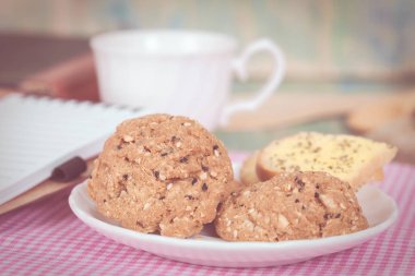 bütün tahıl çerez ile not defteri üzerinde ahşap tablo