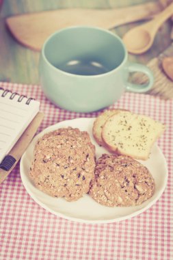 bütün tahıl çerez ile not defteri üzerinde ahşap tablo