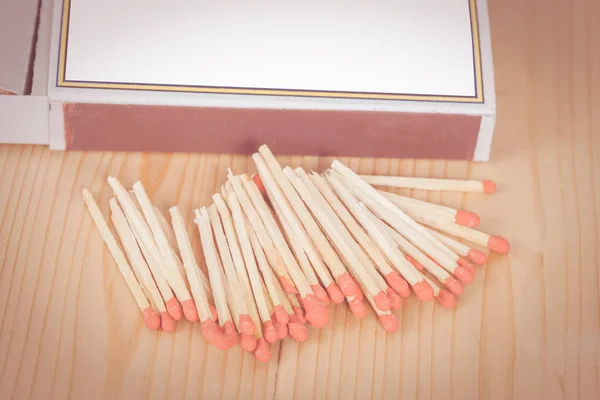 Matchsticks 및 나무 배경 위에 상자 — 스톡 사진