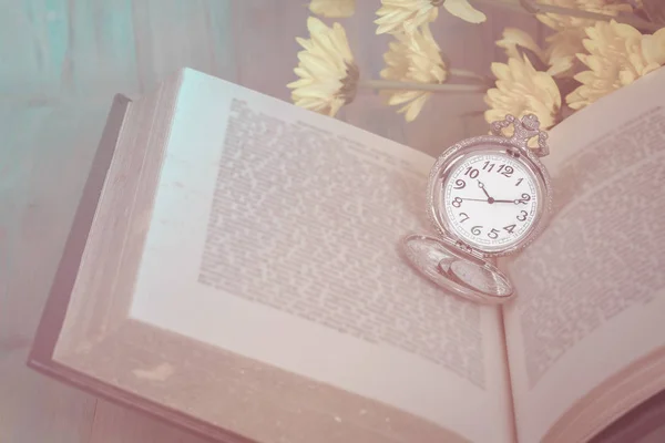 Zakhorloge over leeftijd boek achtergrond, tijd — Stockfoto